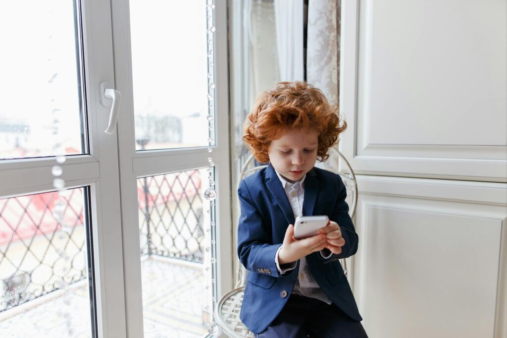 5 Parenting Challenges In The Digital Age Natural goodness kid watching mobile