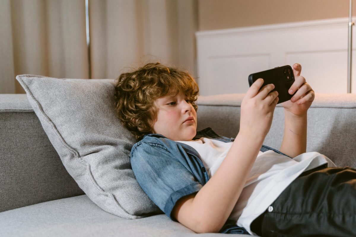Kid using screen in digital age